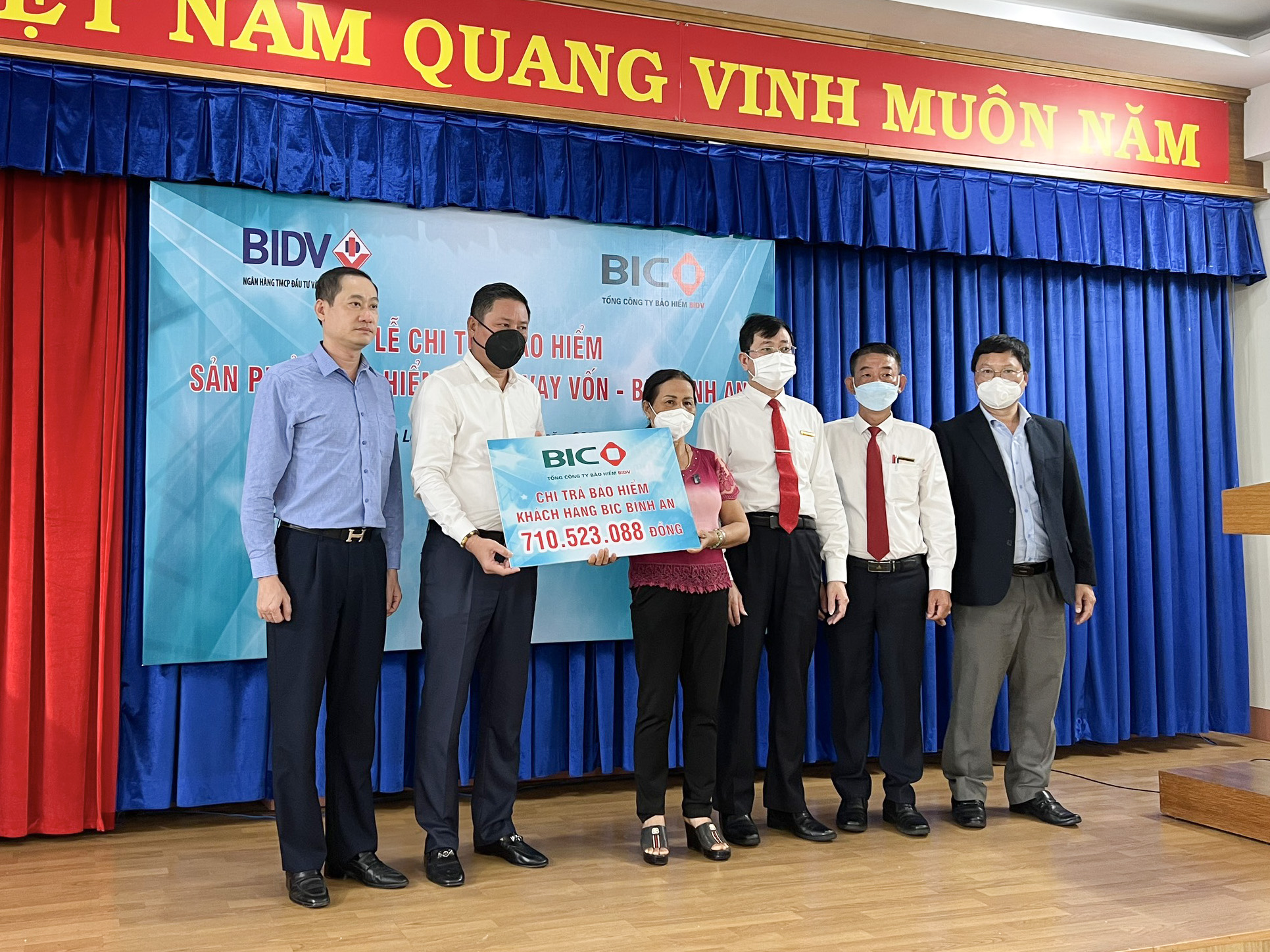 BIC trao hơn 710 triệu đồng tiền bảo hiểm người vay vốn cho khách hàng tại Tỉnh Lâm Đồng